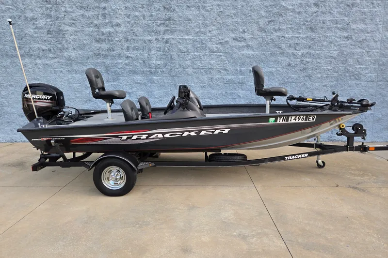 The Image of 2019 Tracker Pro Team 175 TF fishing boat on trailer, side view. - 1