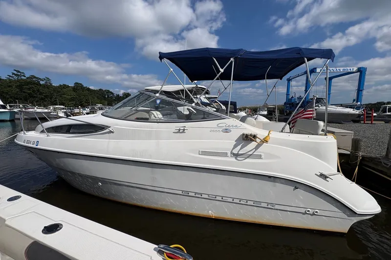 The Image of 2002 Bayliner 2655 Ciera boat docked at marina under blue sky. - 0
