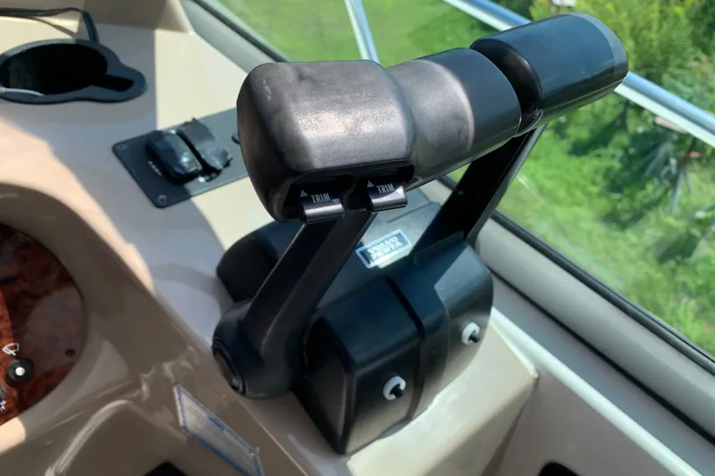 Slide: The Image of Throttle control of 2005 Four Winns 328 Vista boat, featuring trim adjustment. - 18
