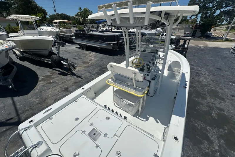 Slide: The Image of 2007 Lake & Bay Backwater 24 boat in a marina, showcasing its deck and console. - 15