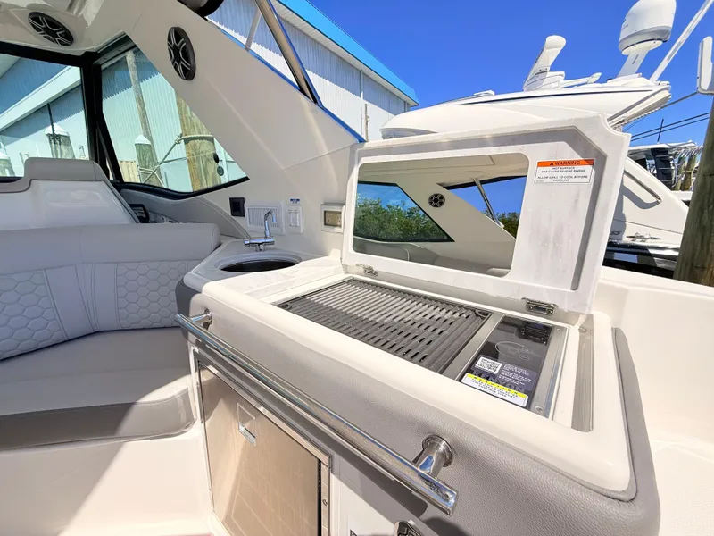 Slide: The Image of Sea Ray Sundancer 320 Outboard 2026 - 38