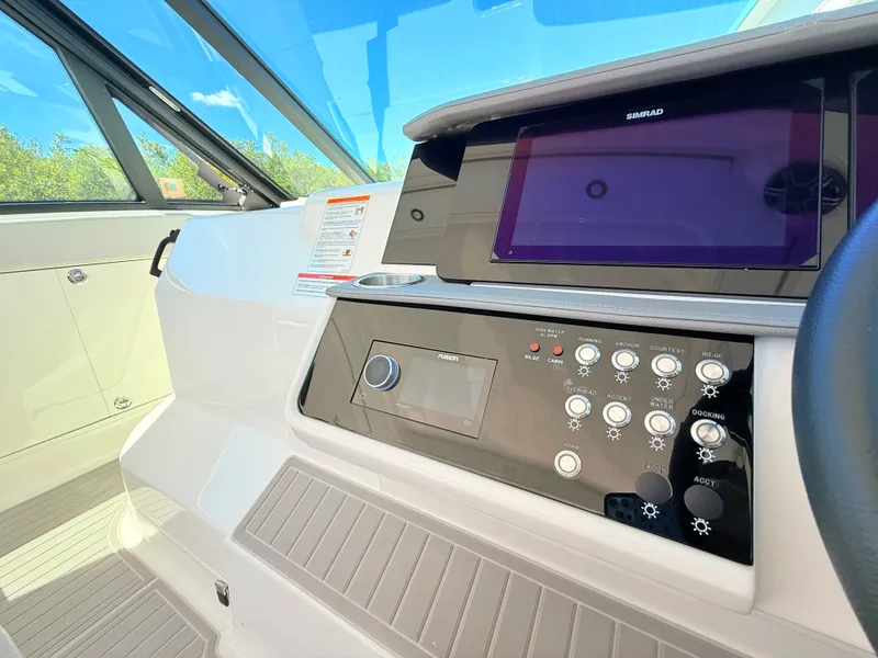 Slide: The Image of Sea Ray Sundancer 320 Outboard 2026 - 52