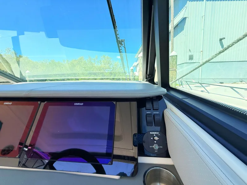 Slide: The Image of Sea Ray Sundancer 320 Outboard 2026 - 51