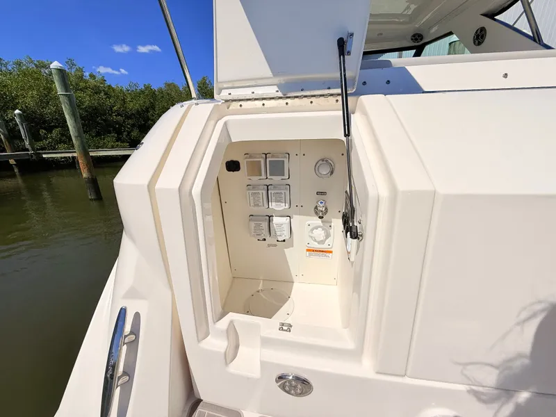 Slide: The Image of Sea Ray Sundancer 320 Outboard 2026 - 27