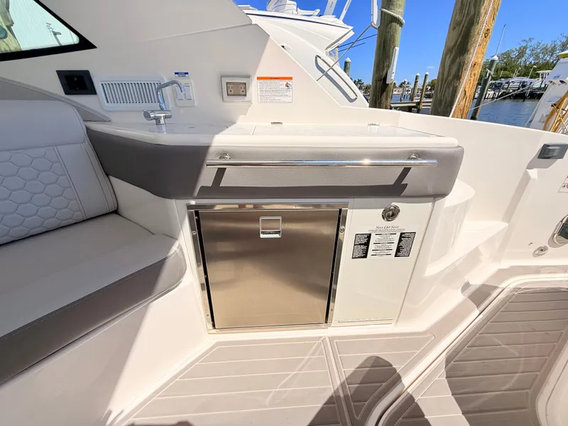 Slide: The Image of Sea Ray Sundancer 320 Outboard 2026 - 36
