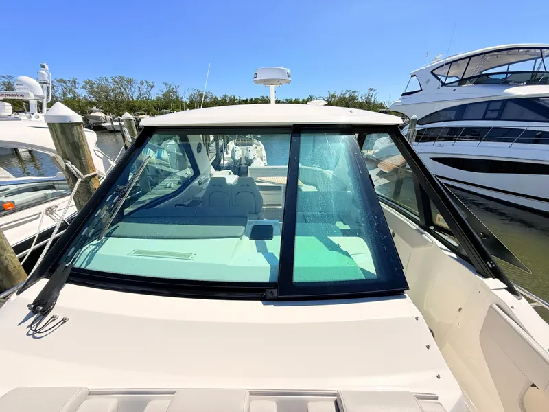 Slide: The Image of Sea Ray Sundancer 320 Outboard 2026 - 83