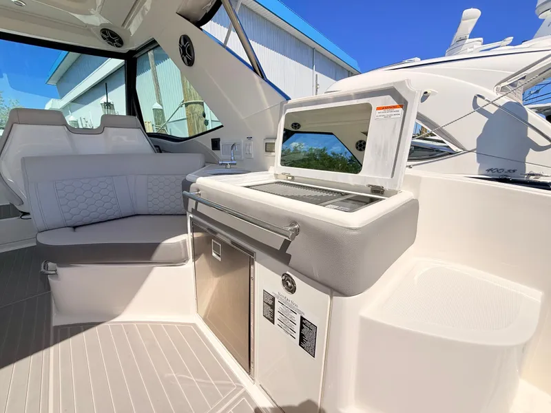 Slide: The Image of Sea Ray Sundancer 320 Outboard 2026 - 37