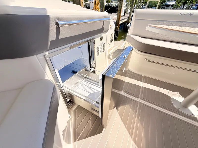 Slide: The Image of Sea Ray Sundancer 320 Outboard 2026 - 41