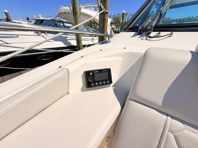 Slide: The Image of Sea Ray Sundancer 320 Outboard 2026 - 78