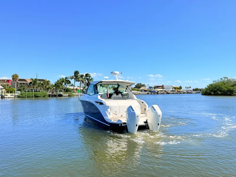 Slide: The Image of Sea Ray Sundancer 320 Outboard 2026 - 5
