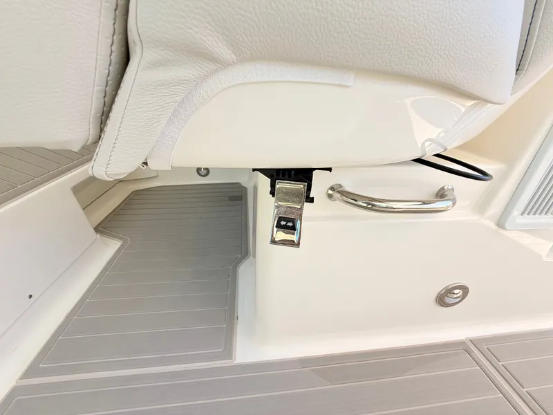 Slide: The Image of Sea Ray Sundancer 320 Outboard 2026 - 47
