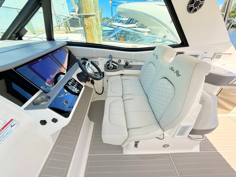 Slide: The Image of Sea Ray Sundancer 320 Outboard 2026 - 45