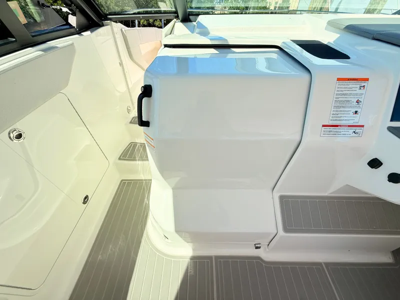 Slide: The Image of Sea Ray Sundancer 320 Outboard 2026 - 59