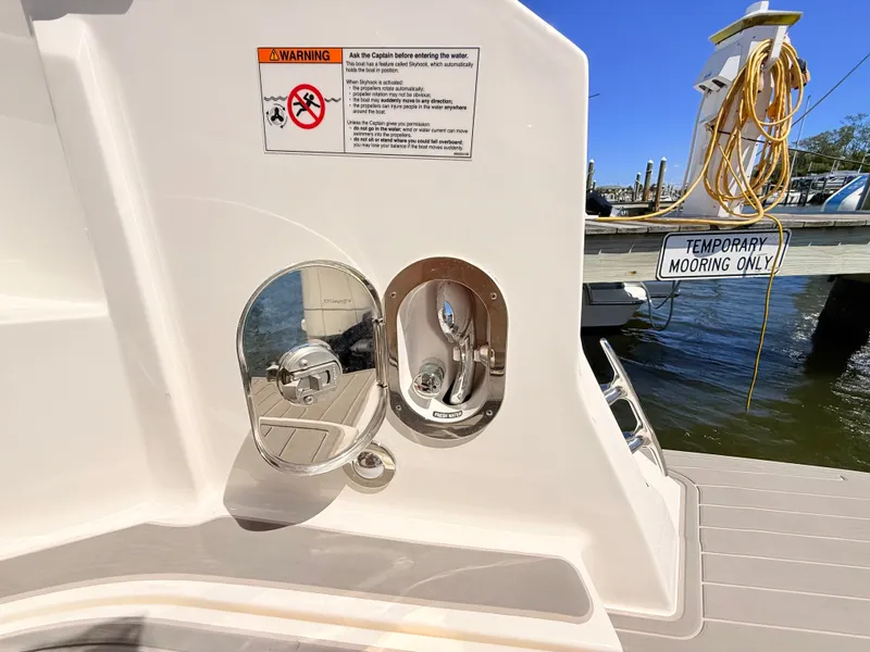 Slide: The Image of Sea Ray Sundancer 320 Outboard 2026 - 29