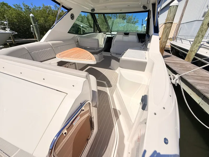 Slide: The Image of Sea Ray Sundancer 320 Outboard 2026 - 31