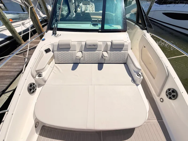 Slide: The Image of Sea Ray Sundancer 320 Outboard 2026 - 76
