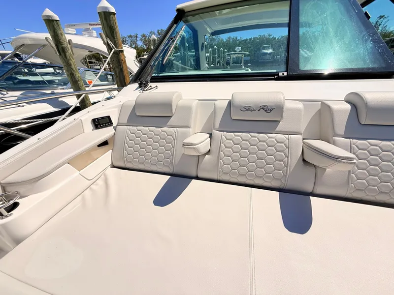 Slide: The Image of Sea Ray Sundancer 320 Outboard 2026 - 77