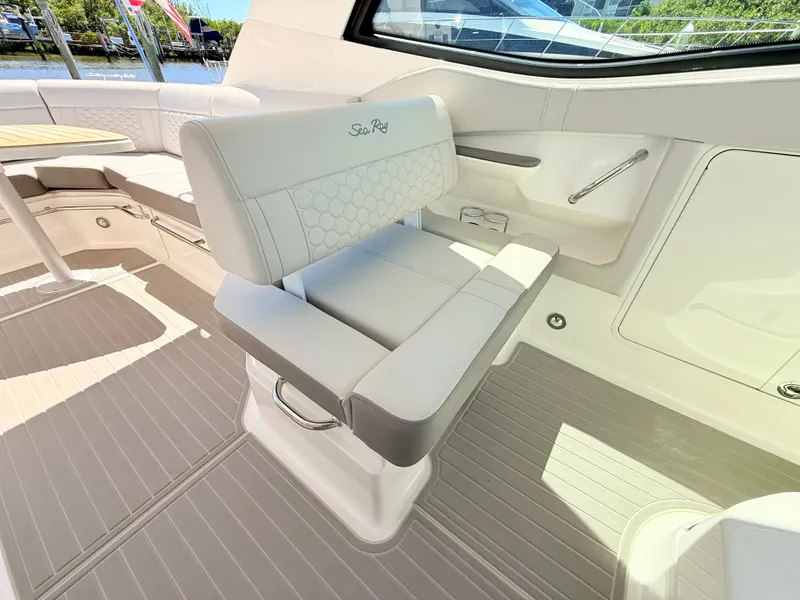 Slide: The Image of Sea Ray Sundancer 320 Outboard 2026 - 43