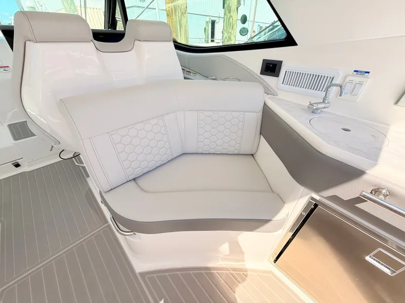 Slide: The Image of Sea Ray Sundancer 320 Outboard 2026 - 42