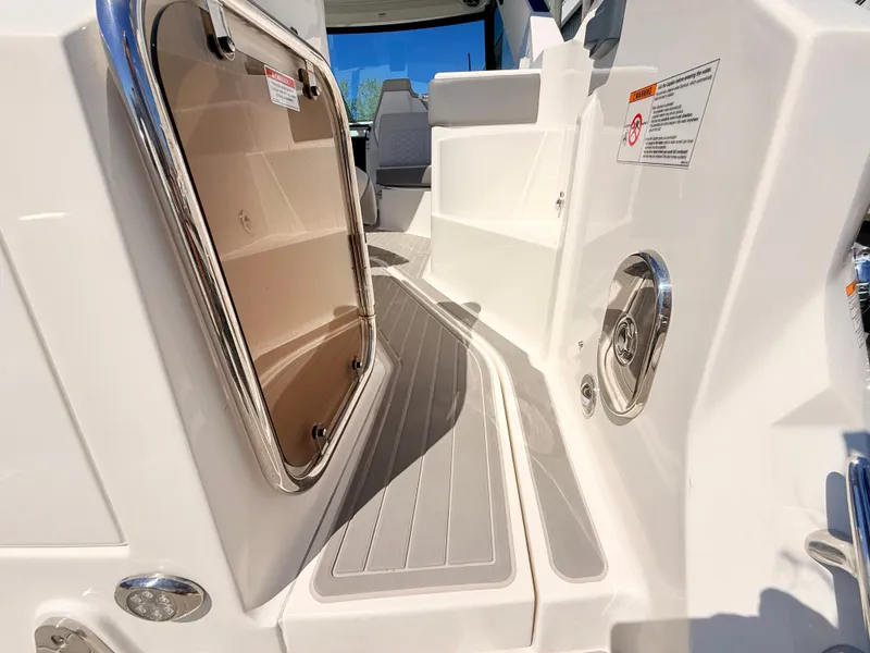 Slide: The Image of Sea Ray Sundancer 320 Outboard 2026 - 28