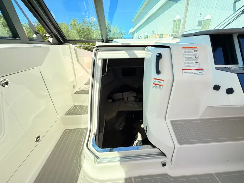 Slide: The Image of Sea Ray Sundancer 320 Outboard 2026 - 60