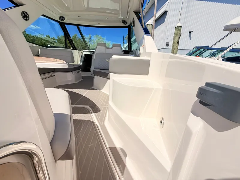 Slide: The Image of Sea Ray Sundancer 320 Outboard 2026 - 32