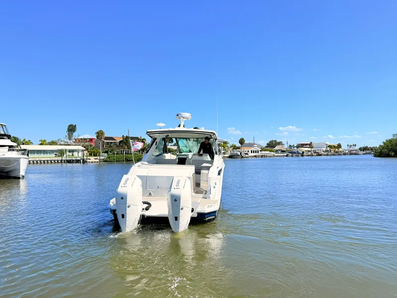 Slide: The Image of Sea Ray Sundancer 320 Outboard 2026 - 8