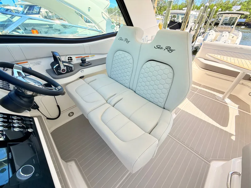 Slide: The Image of Sea Ray Sundancer 320 Outboard 2026 - 46