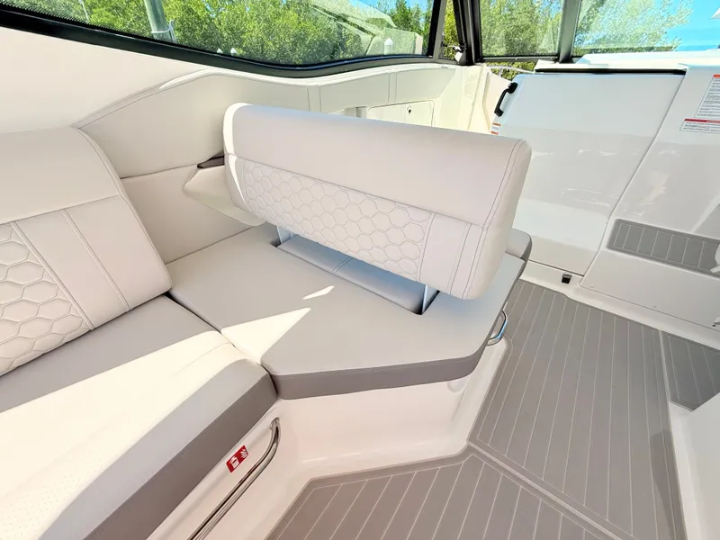 Slide: The Image of Sea Ray Sundancer 320 Outboard 2026 - 44