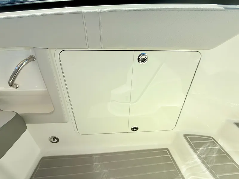 Slide: The Image of Sea Ray Sundancer 320 Outboard 2026 - 54