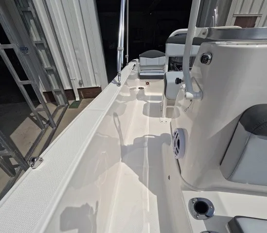 Slide: The Image of Robalo R160 Center Console 2027 - 18