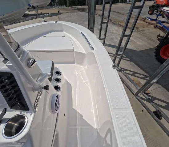 Slide: The Image of Robalo R160 Center Console 2027 - 13
