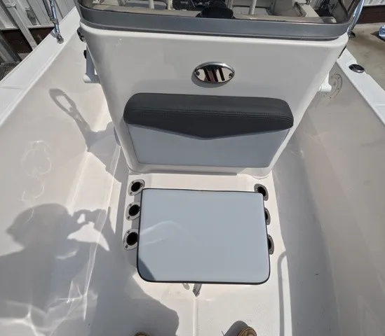 Slide: The Image of Robalo R160 Center Console 2027 - 16