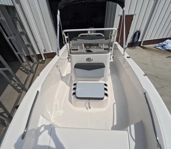 Slide: The Image of Robalo R160 Center Console 2027 - 22