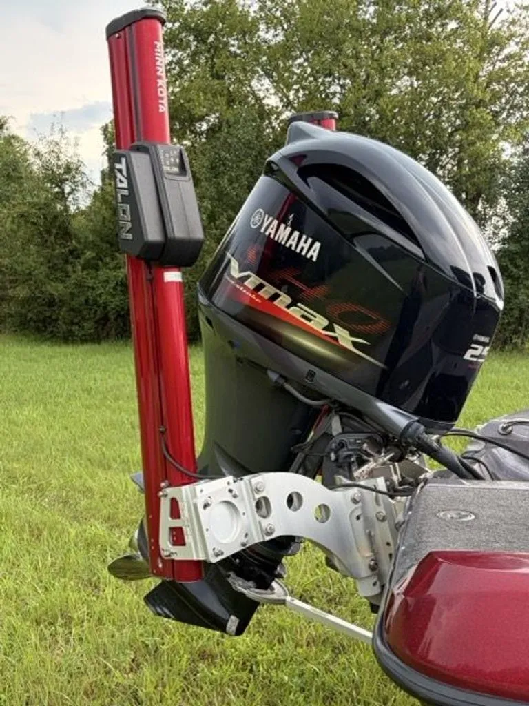 Slide: The Image of A Yamaha outboard motor is mounted on a Ranger 212LS Reata boat, situated on a grassy field. - 25
