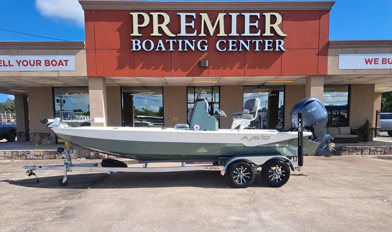 The Image of Avid 21MAG ST 2027 on a trailer in front of a boating center. - 1