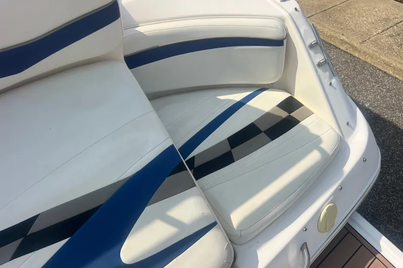 Slide: The Image of 2004 Rinker 282 Captiva Bowrider boat seating with blue and white upholstery. - 37