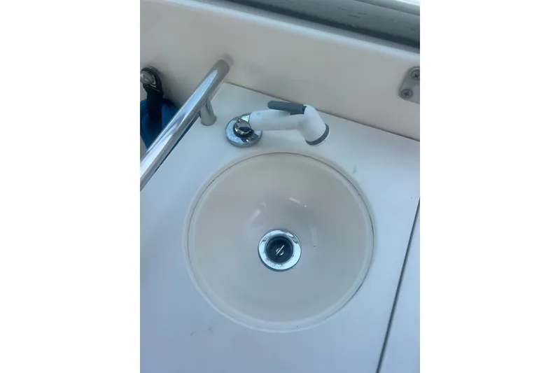 Slide: The Image of 2004 Rinker 282 Captiva Bowrider sink with faucet and railing. - 41