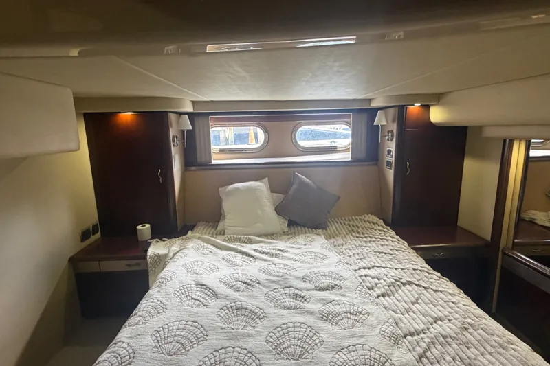 Slide: The Image of Luxurious cabin interior of 2006 Sea Ray 550 Sedan Bridge yacht. - 79