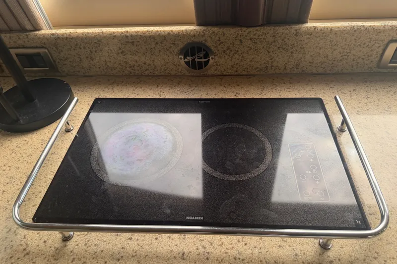 Slide: The Image of Stovetop on 2006 Sea Ray 550 Sedan Bridge yacht, set in granite countertop. - 66