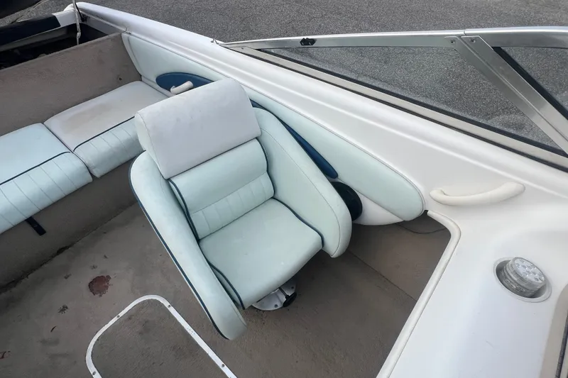 Slide: The Image of Interior of a 2002 Chaparral 180 SSe boat with white and blue seating. - 44
