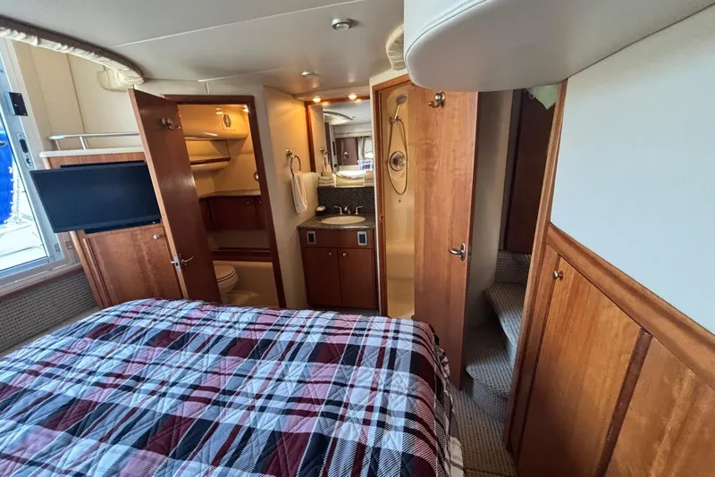 Slide: The Image of Interior of 2004 Meridian 459 Motoryacht with cozy bedroom and ensuite bathroom. - 28
