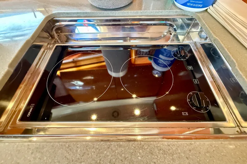 Slide: The Image of Ceramic cooktop on 2006 Azimut Atlantis 47 yacht, featuring dual burners and sleek design. - 23