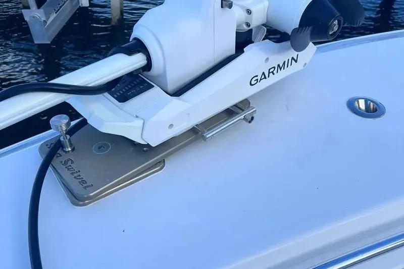 Slide: The Image of Garmin equipment on 2024 Contender 30 Tournament boat, featuring a swivel mount. - 17