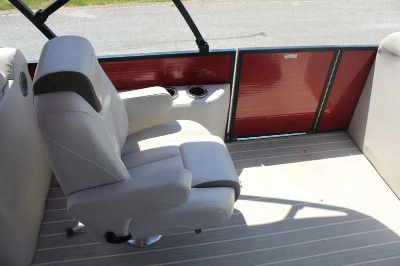Slide: The Image of A white captain's chair on a 2016 Bennington 2250GSR pontoon boat, featuring a red railing. - 11