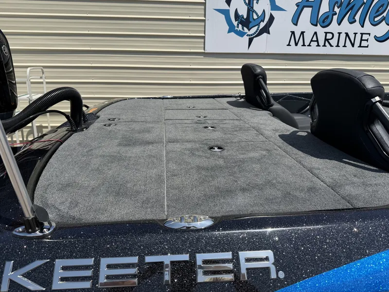 Slide: The Image of The image shows the deck of a Skeeter ZXR Series 20SE boat with gray carpeting. - 8