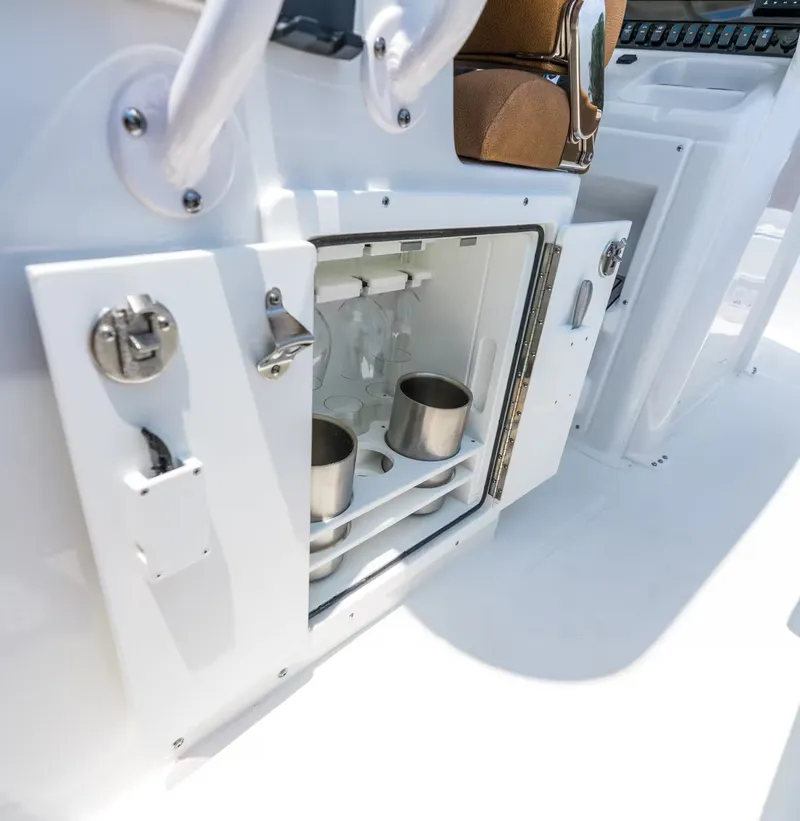Slide: The Image of Sea Hunt Ultra 305SE 2027 - 16