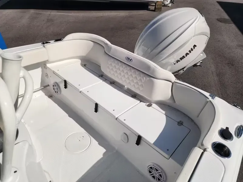 Slide: The Image of Sea Hunt Ultra 229 2027 - 7