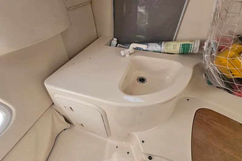 Slide: The Image of Interior sink area of a 2004 Wellcraft 252 Coastal boat. - 18