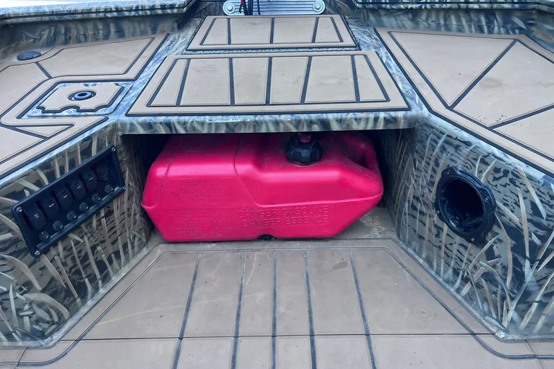 Slide: The Image of 2025 Tracker Grizzly 1650 T Prairie Wings Edition boat with red fuel tank storage. - 17